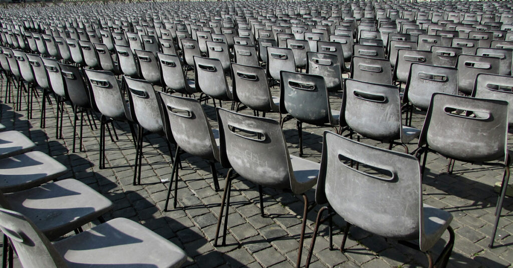 Stühle auf grauemn Untergrund warten auf Gäste Beteiligungsverfahren Dialog Projektentwicklung