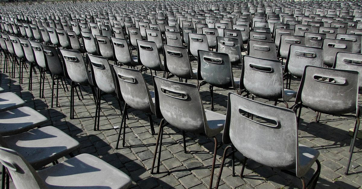 Stühle auf grauemn Untergrund warten auf Gäste Beteiligungsverfahren Dialog Projektentwicklung