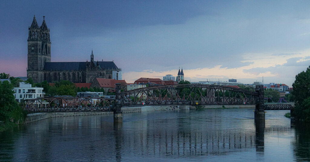 Magdeburger Dom Elbe Brücke abendlich Politikberatung Landtag Clarendorn