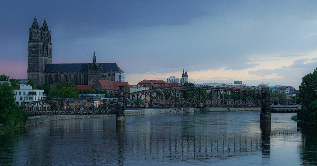 Magdeburger Dom Elbe Brücke abendlich Politikberatung Landtag Clarendorn